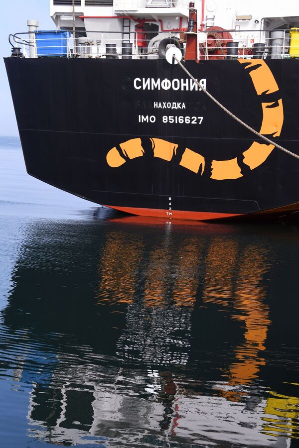 Tàu ướp lạnh vận chuyển “Symphonya”  tại cảng làng Yuznyi-Morsky vùng Primorye.Tàu ướp lạnh vận chuyển “Symphonya”  tại cảng làng Yuznyi-Morsky vùng Primorye. - Sputnik Việt Nam