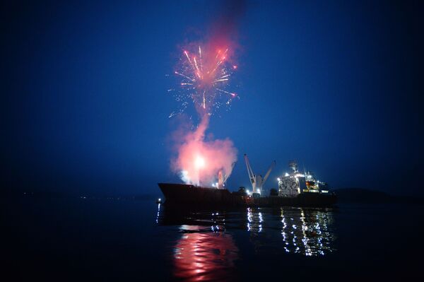 Pháo hoa lễ hội tiễn tàu ướp lạnh vận chuyển “Symphonya” xuất hành trong vùng Primorye - Sputnik Việt Nam
