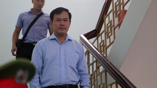  Bị cáo Nguyễn Hữu Linh rời tòa sau phiên xét xử.  - Sputnik Việt Nam