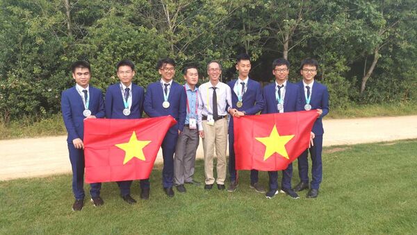 Phó đoàn Việt Nam Lê Bá Khánh Trình và các em học sinh đội tuyển toán Việt Nam - Sputnik Việt Nam
