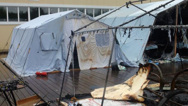 Hậu quả của vụ hỏa hoạn trong khu lều trại  tại khu nghỉ trượt tuyết Holdomi ở khu vực Solnhechnoy  - Sputnik Việt Nam