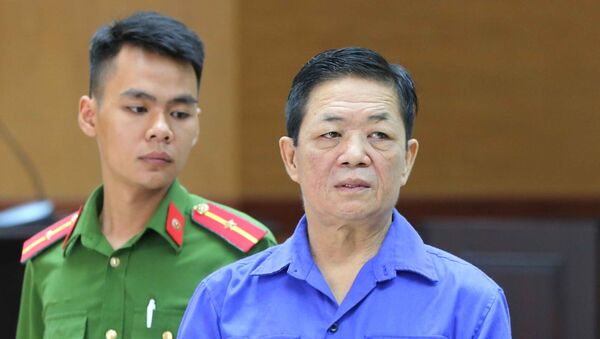 Cảnh sát dẫn giải bị cáo Nguyễn Kim Hưng (tức Hưng “kính”, SN 1963, ở Hoàn Kiếm) vào phòng xét xử.  - Sputnik Việt Nam
