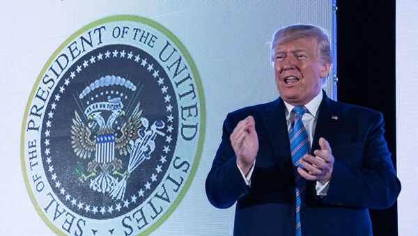 Ông Trump phát biểu trước phông biểu tượng Tổng thống Hoa Kỳ có đại bàng hai đầu - Sputnik Việt Nam