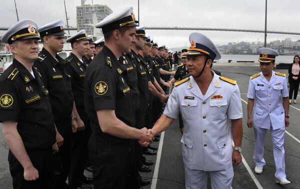 Đại tá Nguyễn Văn Ngân trong buổi lễ chào mừng tàu khu trục Quang Trung, chính thức  tham gia cuộc diễu binh  trên biển nhân dịp Ngày Hải quân Nga, tại Vịnh  Zolotoy Rog   ở Vladivostok - Sputnik Việt Nam