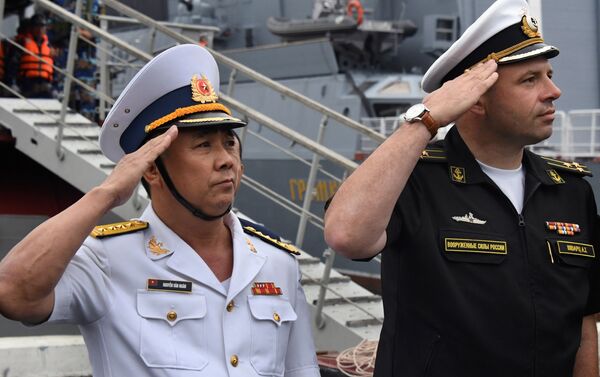 Đại tá  Alexandr Schvartz, chỉ huy nhóm tàu mặt nước liên quân hạm đội Thái Bình Dương và đại tá  Nguyễn Văn Ngân,  tại buổi lễ long trọng đón tàu khu trục Quang Trung, chính thức tham gia cuộc diễu binh trên biển nhân dịp Ngày Hải quân Nga, tại Vịnh Zolotoy Rog  ở Vladivostok - Sputnik Việt Nam
