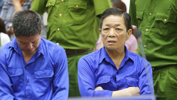 Bị cáo Nguyễn Kim Hưng (tức Hưng “kính”, bên phải) cùng các đồng phạm nghe tòa tuyên án. - Sputnik Việt Nam
