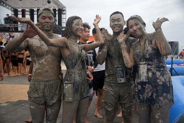 Khách du lịch tắm bùn trong Lễ hội Bùn lần thứ 22 tại thành phố Poren của Hàn Quốc - Sputnik Việt Nam