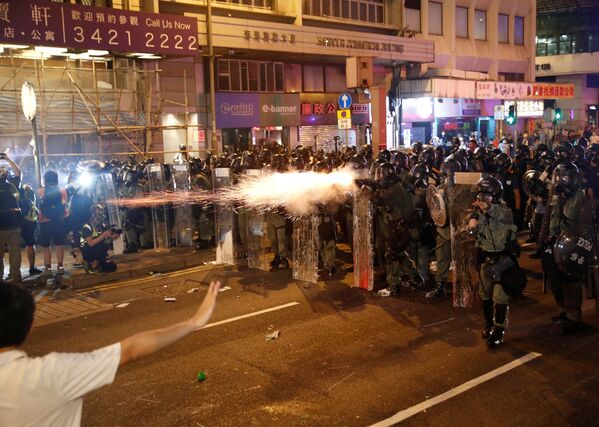 Cảnh sát đuổi cuộc tuần hành cải cách dân chủ ở Hồng Kông, Trung Quốc - Sputnik Việt Nam