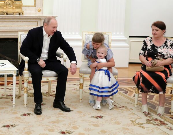 Tổng thống Vladimir Putin gặp gỡ các gia đình bị ảnh hưởng bởi lũ lụt ở tỉnh Irkutsk trong Điện Kremlin - Sputnik Việt Nam