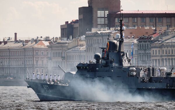 Tàu tên lửa nhỏ dự án 22800 Sovetsk trong buổi tập cho cuộc diễu hành nhân Ngày Hải quân Nga tại St. Petersburg - Sputnik Việt Nam