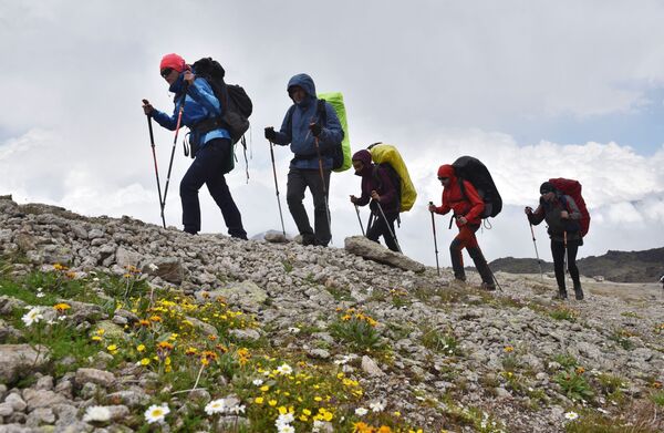Những người leo núi từ hẻm Gil - Su đi lên Elbrus ở Kabardino-Balkaria - Sputnik Việt Nam