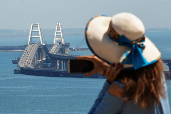 Cô gái chụp ảnh cây cầu Crưm qua eo biển Kerch - Sputnik Việt Nam
