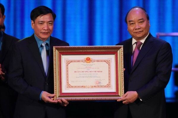 Công đoàn Việt Nam là cầu nối giữa công nhân với Đảng Công đoàn Việt Nam là cầu nối giữa công nhân với Đảng - Sputnik Việt Nam