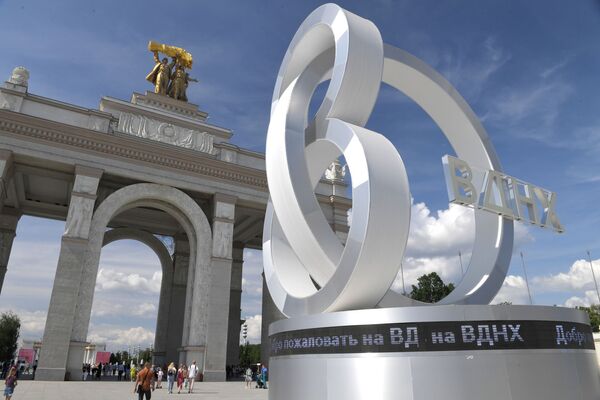 Tác phẩm nghệ thuật dành riêng cho lễ kỷ niệm 80 năm Trung tâm triển lãm thành tựu kinh tế trước cổng vòm của lối vào chính của VDNKh ở Moskva - Sputnik Việt Nam