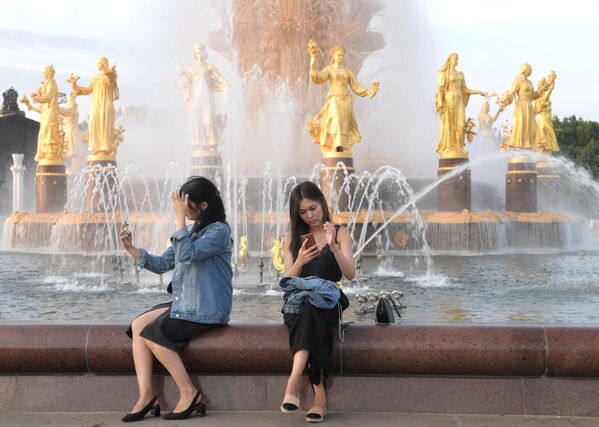 Các cô gái gần đài phun nước Tình bạn của các dân tộc tại VDNKh ở Moskva - Sputnik Việt Nam