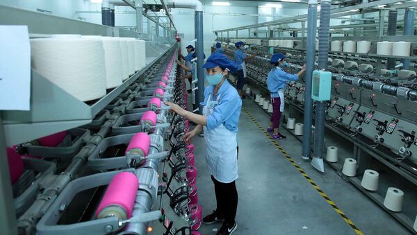 Công nhân sản xuất sản phẩm dệt nhuộm tại công ty TNHH Dệt nhuộm Jasan Việt Nam (Khu công nghiệp dệt may Phố Nối B, huyện Yên Mỹ, Hưng Yên) có vốn đầu tư 100% của Trung Quốc.  - Sputnik Việt Nam