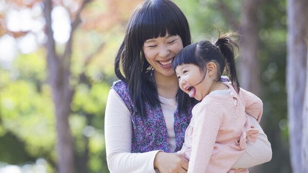 Người phụ nữ Nhật Bản với con gái trong công viên - Sputnik Việt Nam