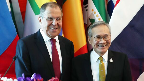 Segrei Lavrov tại cuộc họp báo sau buổi hội đàm với Ngoại trưởng Thái Lan Don Pramatvinai - Sputnik Việt Nam