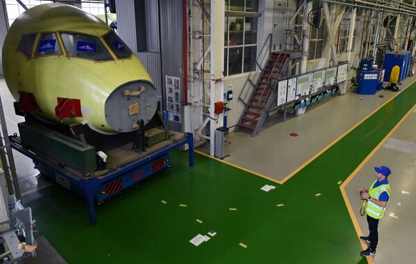 Đưa các bộ phận thân máy bay Sukhoi Superjet 100 vào xưởng lắp ráp của nhà máy chế tạo máy bay mang tên Gagarin ở Komsomolsk- trên-sông Amur - Sputnik Việt Nam