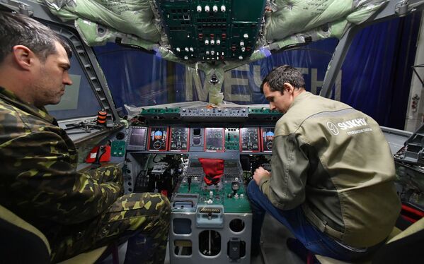 Kiểm tra hoạt động của các thiết bị trong buồng lái máy bay Sukhoi Superjet 100 tại nhà máy chế tạo máy bay mang tên Gagarin ở Komsomolsk- trên-sông Amur  - Sputnik Việt Nam