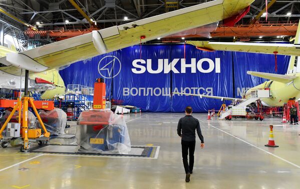 Máy bay Sukhoi Superjet 100 trong xưởng lắp ráp cuối cùng của nhà máy chế tạo máy bay mang tên Gagarin ở Komsomolsk- trên-sông Amur - Sputnik Việt Nam