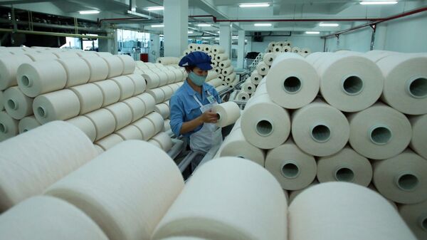 Công nhân sản xuất sản phẩm dệt nhuộm tại công ty TNHH Dệt nhuộm Jasan Việt Nam (Khu công nghiệp dệt may Phố Nối B, huyện Yên Mỹ, Hưng Yên) có vốn đầu tư 100% của Trung Quốc.  - Sputnik Việt Nam