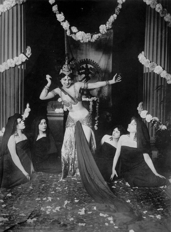 Màn trình diễn của vũ nữ Mata Hari, năm 1905 - Sputnik Việt Nam