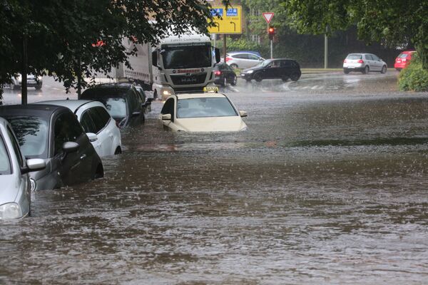 Xe ô tô trên đường phố ngập nước do mưa lớn ở Flensburg, Đức - Sputnik Việt Nam