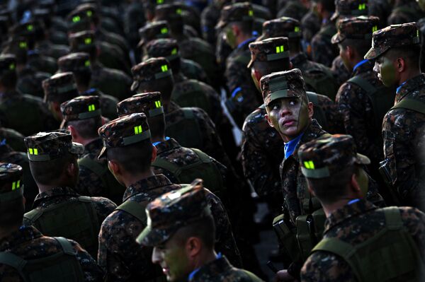 Các binh sĩ lực lượng vũ trang El Salvador duyệt đội ngũ trước Tổng thống Nayib Bukele  - Sputnik Việt Nam