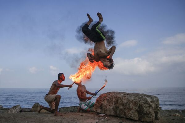 Ảo thuật gia Palestine biểu diễn trên bãi biển ở Gaza  - Sputnik Việt Nam