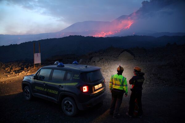 Cảnh sát Italy theo dõi tình hình phun trào của núi lửa Etna ở Sicily - Sputnik Việt Nam
