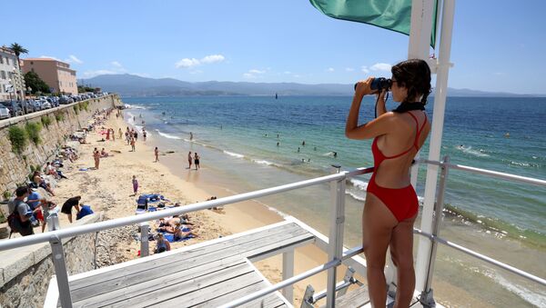 Nữ nhân viên cứu hộ trên tháp quan sát ở bãi biển Ajaccio, Corsica - Sputnik Việt Nam