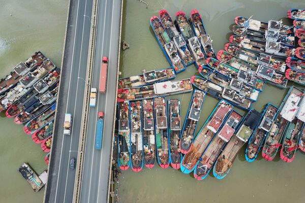 Thuyền đánh cá neo đậu trong ngày cuối cùng của lệnh cấm đánh bắt hải sản mùa hè tại Liên Vân Cảng thuộc tỉnh Giang Tô, Trung Quốc - Sputnik Việt Nam