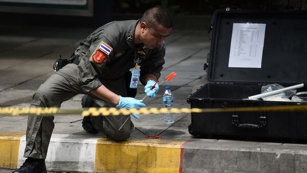 Тайские следователи и полиция на месте взрыва в Бангкоке, в результате которого пострадали люди, Таиланд - Sputnik Việt Nam