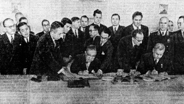 Chủ tịch Hội đồng Bộ trưởng Liên Xô Nikolai Alexandrovich Bulganin và Thủ tướng Nhật Bản Ichiro Hatoyama trong khi ký Tuyên bố chung của Liên Xô và Nhật Bản. Điện Kremlin, ngày 19 tháng 10 năm 1956. - Sputnik Việt Nam