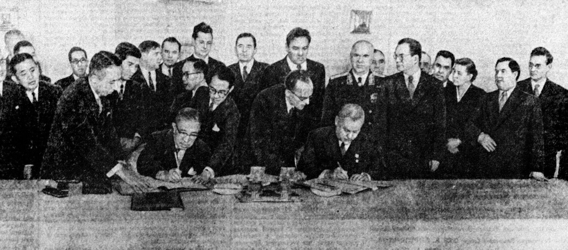 Chủ tịch Hội đồng Bộ trưởng Liên Xô Nikolai Alexandrovich Bulganin và Thủ tướng Nhật Bản Ichiro Hatoyama trong khi ký Tuyên bố chung của Liên Xô và Nhật Bản. Điện Kremlin, ngày 19 tháng 10 năm 1956. - Sputnik Việt Nam, 1920, 04.08.2019