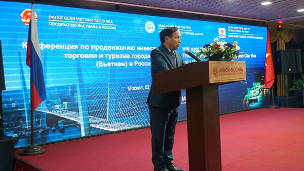 Đại sứ CHXHCN Việt Nam tại Nga, TS Ngô Đức Mạnh phát biểu khai mạc hội nghị Xúc tiến đầu tư, thương mại và du lịch Cần Thơ ở Nga - Sputnik Việt Nam