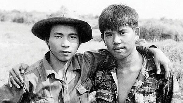 Bức ảnh Hai người lính mang thông điệp hòa bình, thống nhất và hòa hợp dân tộc - Sputnik Việt Nam