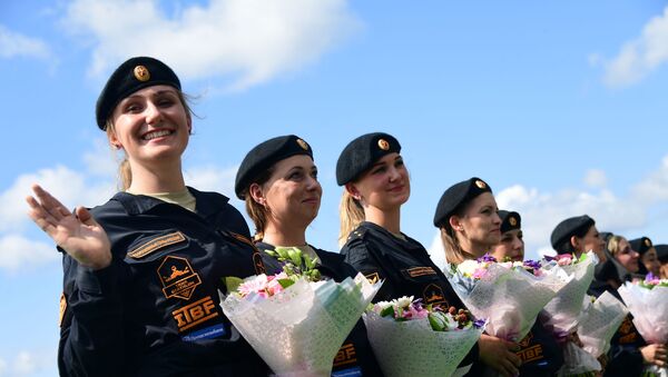 Các thành viên tham gia Cuộc đua cá nhân của những tổ lái nữ trong môn thi Tank Biathlon ở Hội thao quân đội quốc tế Army-2019 - Sputnik Việt Nam