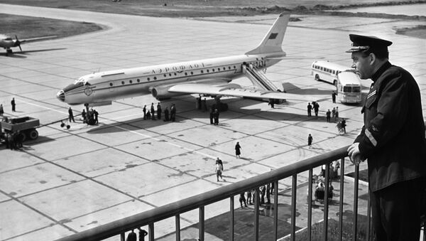 Máy bay TU-104B, từ Leningrad đến Moskva, trên sân bay Sheremetyevo, 1959 - Sputnik Việt Nam