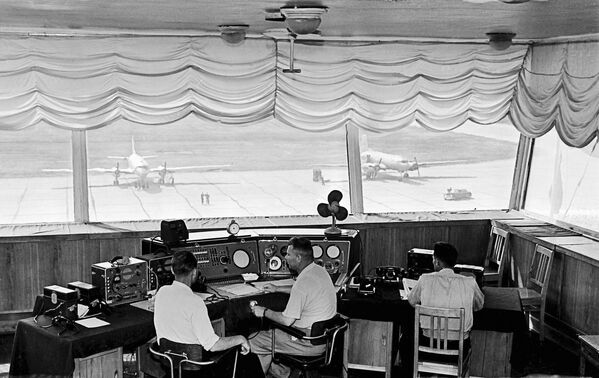 Kiểm soát viên không lưu làm việc tại sân bay Sheremetyevo, 1959 - Sputnik Việt Nam