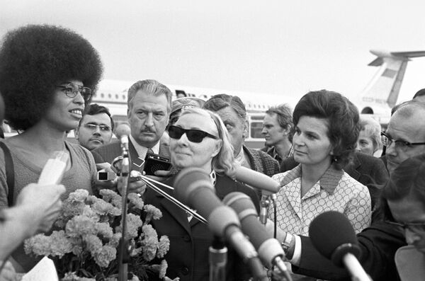 Chủ tịch Ủy ban Phụ nữ Liên Xô, nhà du hành vũ trụ Valentina Tereshkova (phải) gặp Angela Davis từ Mỹ (trái) tại sân bay Sheremetyevo, năm 1972 - Sputnik Việt Nam