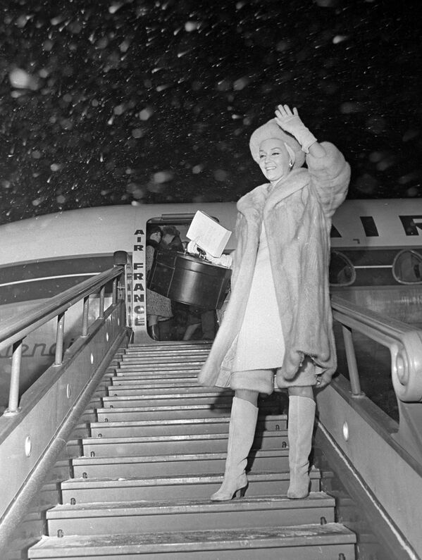 Nữ diễn viên người Pháp Lyudmila Cherina tại sân bay Sheremetyevo, năm 1965 - Sputnik Việt Nam