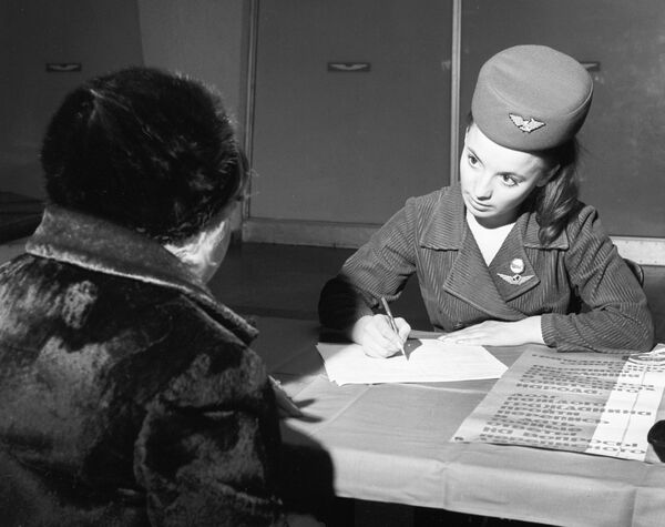 Tổng điều tra dân số toàn liên bang lần thứ 5. Svetlana Ponomareva, người kiểm soát nhà ga của sân bay Sheremetyevo, 1970 - Sputnik Việt Nam