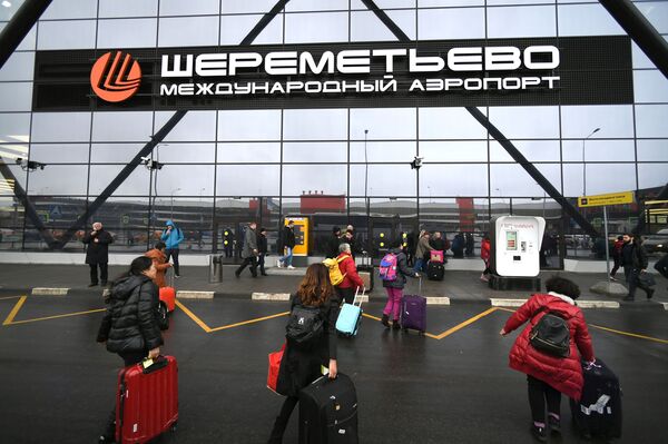 Hành khách ở lối vào nhà ga B Sân bay Quốc tế Sheremetyevo ở Moskva - Sputnik Việt Nam