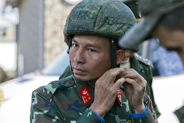 Một thành viên đội “anh nuôi” QĐND Việt Nam trước khi tiến vào vị trí xạ kích - Sputnik Việt Nam
