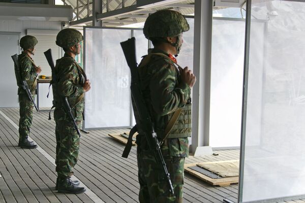Các thành viên đội đầu bếp QĐND Việt Nam tại vị trí bắn súng  - Sputnik Việt Nam