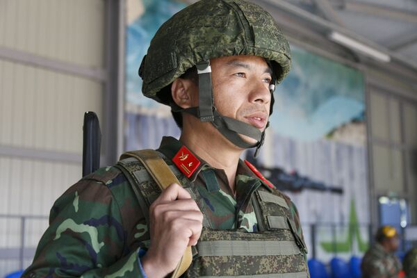 Một thành viên đội “anh nuôi” QĐND Việt Nam tại vị trí bắn - Sputnik Việt Nam