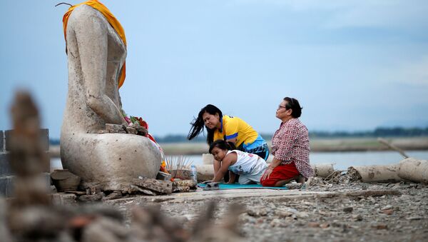 Người dân tại tượng Phật ở tỉnh Lopburi, Thái Lan - Sputnik Việt Nam