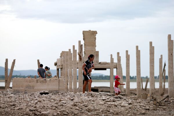 Người dân cạnh tàn tích của một ngôi đền ở tỉnh Lopburi, Thái Lan - Sputnik Việt Nam